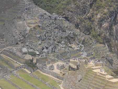 Pueblito Huaynapicchu, vista a Machu Picchu con
                    la cartera, los templos y el reloj solar