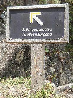 Placa indicando la subida al cumbre del mirador
                    Huaynapicchu / Waynapicchu