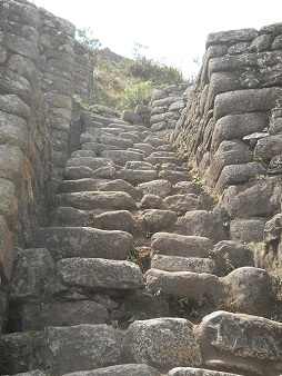 Escalera
          irregular a la cumbre de Huaynapicchu