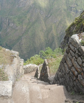 Escalera irregular a la cumbre de Huaynapicchu,
                    foto panormica