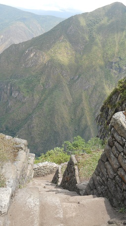 Escalera irregular a la cumbre de Huaynapicchu,
                    vista de arriba por abajo con montaas, foto
                    panormica