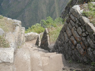 Escalera irregular a la cumbre de
                            Huaynapicchu, vista 01