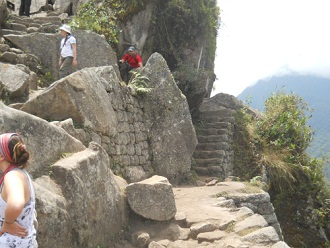 Camino a la cumbre del mirador Huaynapicchu,
                    las ltimas escaleras