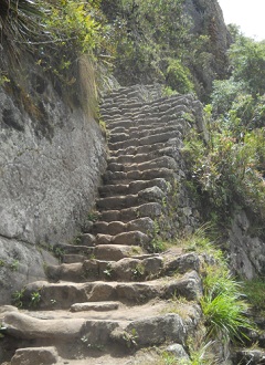 Subida a la cumbre de Huaynapicchu, sigue otra
                    escalera irregular