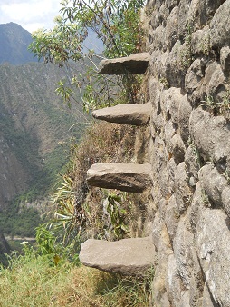 Subida a la cumbre de Huaynapicchu, escalera de
                    terraza