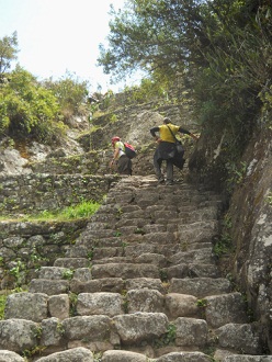 Subida a la cumbre de Huaynapicchu, escalera
                    irregular