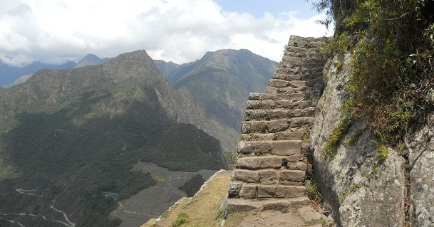 Subida a la cumbre de Huaynapicchu, escalera
                    con vista panormica