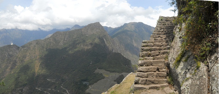 Subida a la cumbre de Huaynapicchu, escalera
                    con vista panormica grande