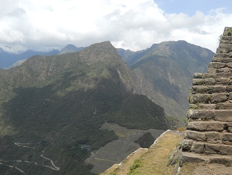 Subida a la cumbre de Huaynapicchu, escalera
                    con vista 01