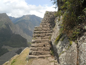 Subida a la cumbre de Huaynapicchu, escalera
                    con vista 02
