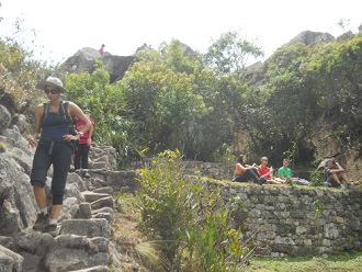 Subida a la cumbre de Huaynapicchu, ltimas
                    escaleras y descanso en una terraza