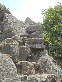 Subida a la cumbre de Huaynapicchu, escalera
                    irregular