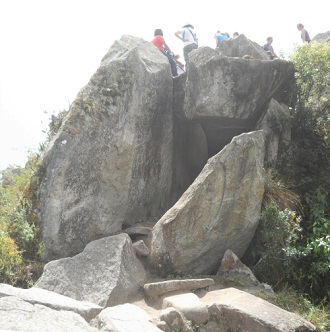 Subida a la cumbre de Huaynapicchu, vista a la
                    punta que es una cantera con piedras gigantes
                    cortadas, foto panormica 01