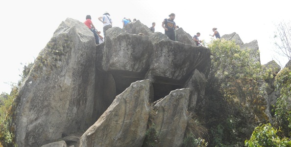 Subida a la cumbre de Huaynapicchu, vista a la
                    punta que es una cantera con piedras gigantes
                    cortadas, foto panormica 02