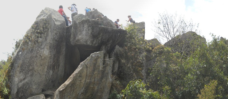 Subida a la cumbre de Huaynapicchu, vista a la
                    punta que es una cantera con piedras gigantes
                    cortadas, foto panormica 03
