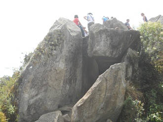 Vista a la cumbre Huaynapicchu 1 - que es una
                    cantera con piedras gigantes cortadas, vista a la
                    cantera formando el segundo tnel de la subida