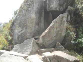 Vista a la cumbre Huaynapicchu 2 - que es una
                    cantera con piedras gigantes cortadas, vista a la
                    cantera formando el segundo tnel de la subida