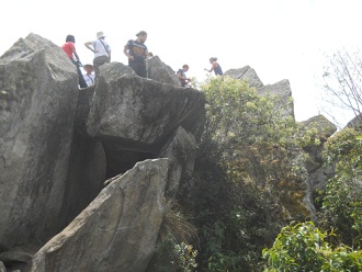 Vista a la cumbre Huaynapicchu 3 - que es una cantera
            con piedras gigantes cortadas, vista a la cantera formando
            el segundo tnel de la subida