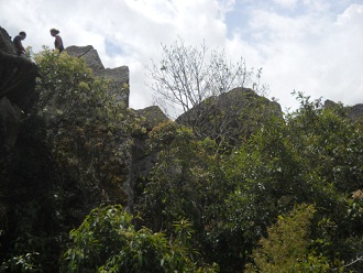 Vista a la cumbre Huaynapicchu 4 - que es una
                    cantera con piedras gigantes cortadas, vista a la
                    cantera formando el segundo tnel de la subida