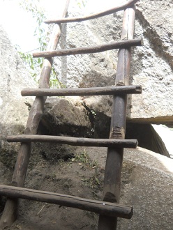 Subida a la cumbre de Huaynapicchu, el segundo
                    tnel saliendo con una escalera en madera
