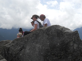La punta del mirador Huaynapicchu, es una
                    cantera con piedras cortadas gigantes, turistas 01