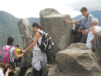 La punta del mirador Huaynapicchu, es una
                    cantera con piedras cortadas gigantes, turistas 02