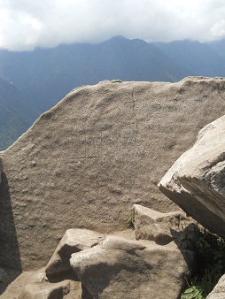 Punta del mirador Huaynapicchu, piedras
                    gigantes cortadas aun en la punta, primer plano - es
                    otra cantera