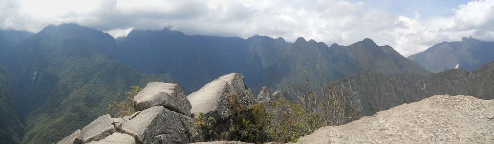 Machu Picchu, mirador Huaynapicchu, piedas de
                    la punta con la vista a montaas al fondo, foto
                    panormica