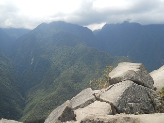 Machu Picchu, mirador Huaynapicchu, piedras
                    gigantes cortadas de la cantera en la punta con la
                    vista a montaas al fondo 01