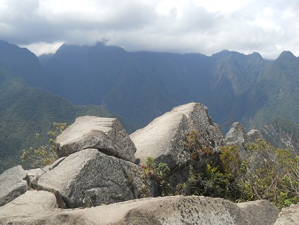 Machu Picchu, mirador Huaynapicchu, piedras
                    gigantes cortadas de la cantera en la punta con la
                    vista a montaas al fondo 02