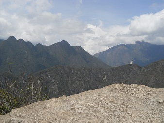 Machu Picchu, mirador Huaynapicchu, piedras
                    gigantes cortadas de la cantera en la punta con la
                    vista a montaas al fondo 04