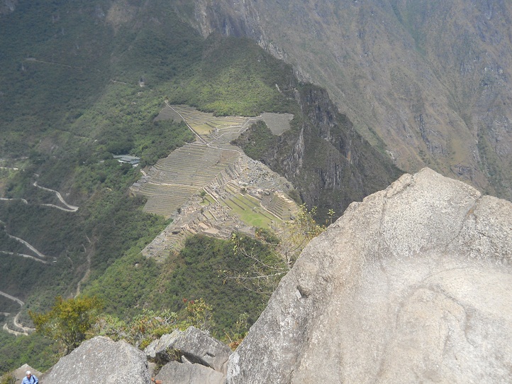 Machu Picchu, mirador Huaynapicchu, piedras de
                    la punta con la vista a Machu Picchu