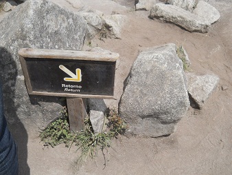 Bajada de Huaynapicchu: placa indicando la
                    vuelta