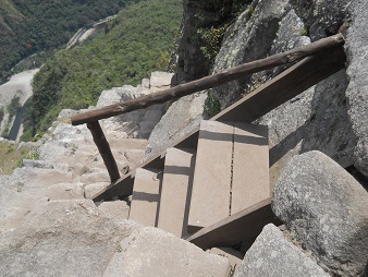 Bajada de Huaynapicchu: escalera en madera