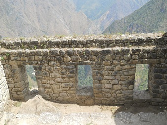 Bajada de Huaynapicchu: la casita, las tres
                    ventanas que dan al valle - similar al templo de 3
                    ventanas