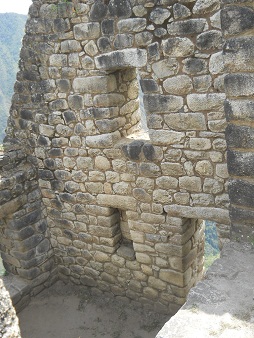 Bajada de Huaynapicchu: la casita, muro con
                    ventanas 01
