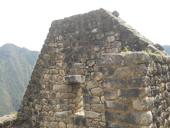 Bajada de Huaynapicchu: la casita, muro con
                    ventanas 02