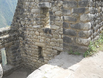 Bajada de Huaynapicchu: la casita, muro con
                    ventanas 03