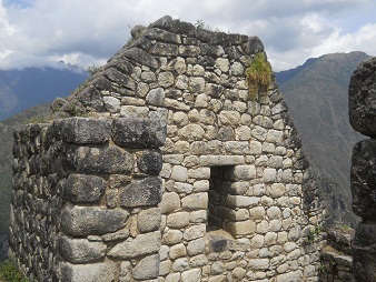 Bajada de Huaynapicchu: la casita, muro con
                    ventanas 04