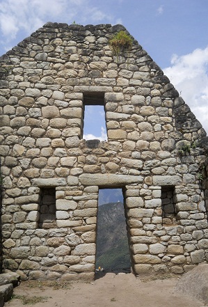 Bajada de Huaynapicchu: la
                            casita, puerta con muro con ventanas, foto
                            panormica