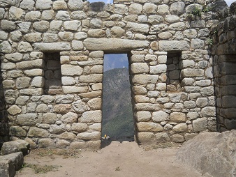 Bajada de Huaynapicchu: la casita,
                            puerta con muro con ventanas, foto
                            panormica Bajada de Huaynapicchu: la
                            casita, puerta con 2 nichos