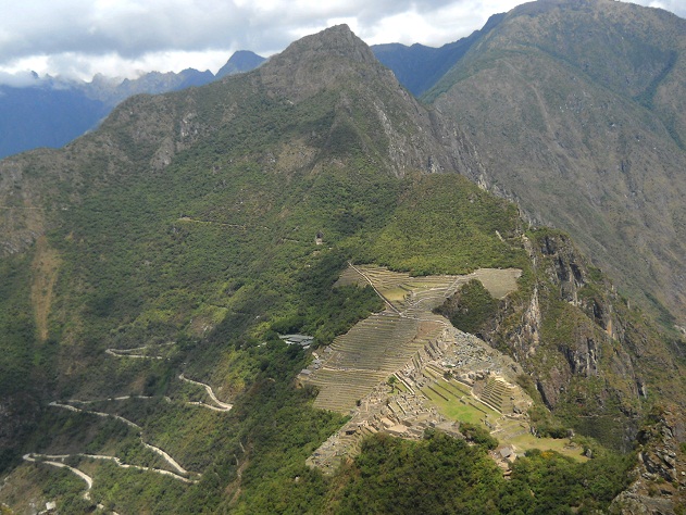 Bajada de Huaynapicchu, vista a Machu Picchu
                    01