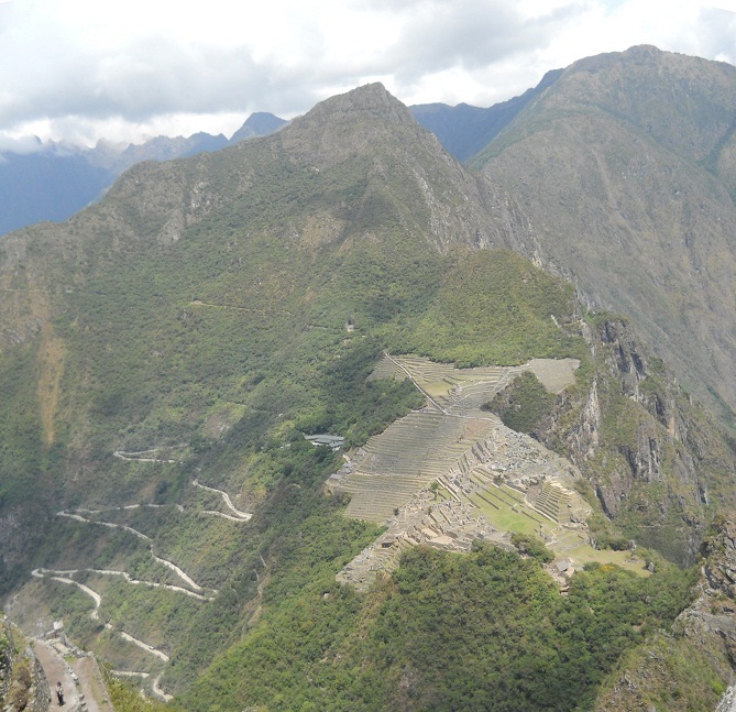 Bajada de Huaynapicchu, vista a Machu Picchu,
                    foto panormica