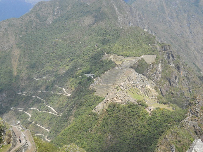Bajada de Huaynapicchu, vista a Machu Picchu
                    03