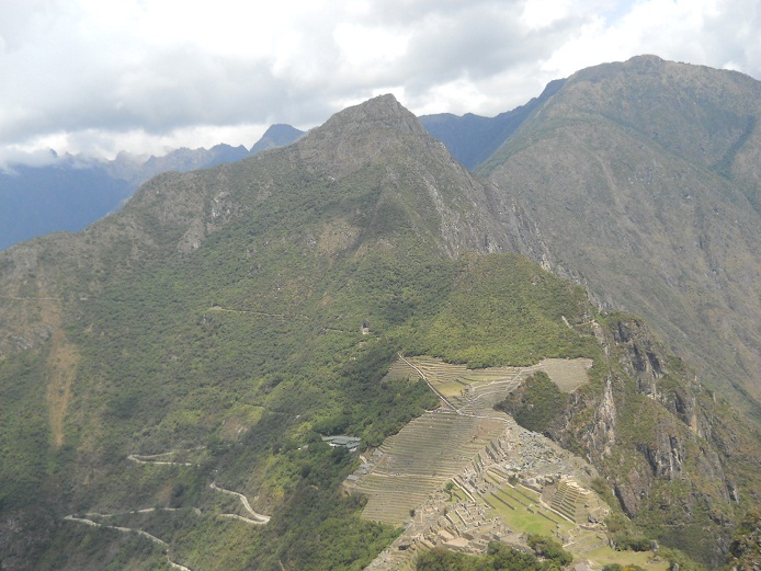 Bajada de Huaynapicchu, vista a Machu Picchu
                    04
