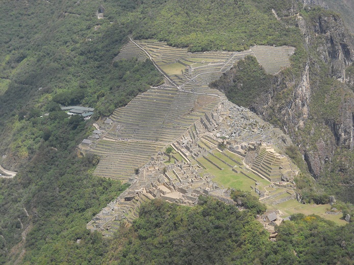 Bajada de Huaynapicchu, vista a Machu Picchu,
                    primer plano