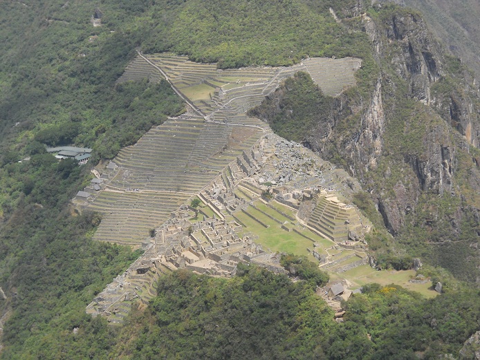 Bajada de Huaynapicchu, vista a Machu Picchu,
                    primer plano 02