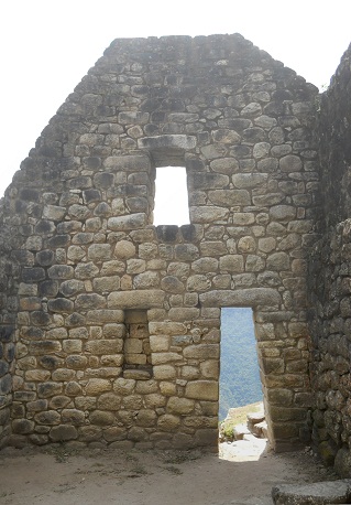 Bajada de Huaynapicchu, casita con la
                            vista interior con puerta, nicho y ventana,
                            foto panormica