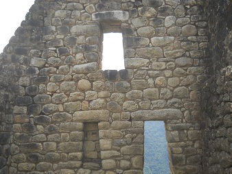 Bajada de Huaynapicchu, casita con la
                            vista interior con puerta y nicho Bajada de
                            Huaynapicchu, casita con la vista interior
                            con puerta, nicho y ventana