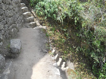 Bajada de Huaynapicchu, escalera irregular para
                    pies pequeos